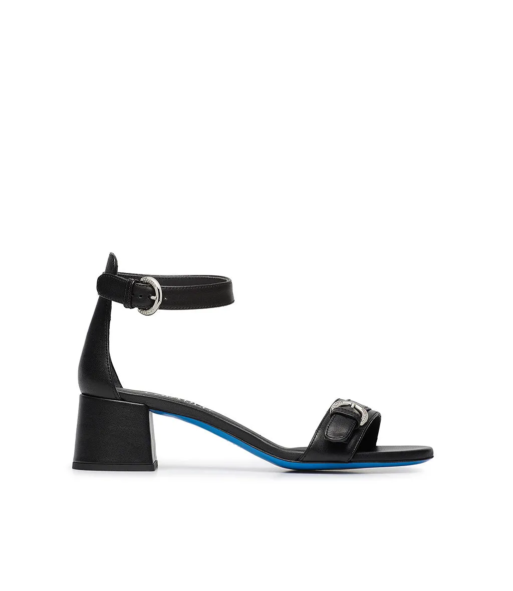 Black leather sandals made of nappa leather.