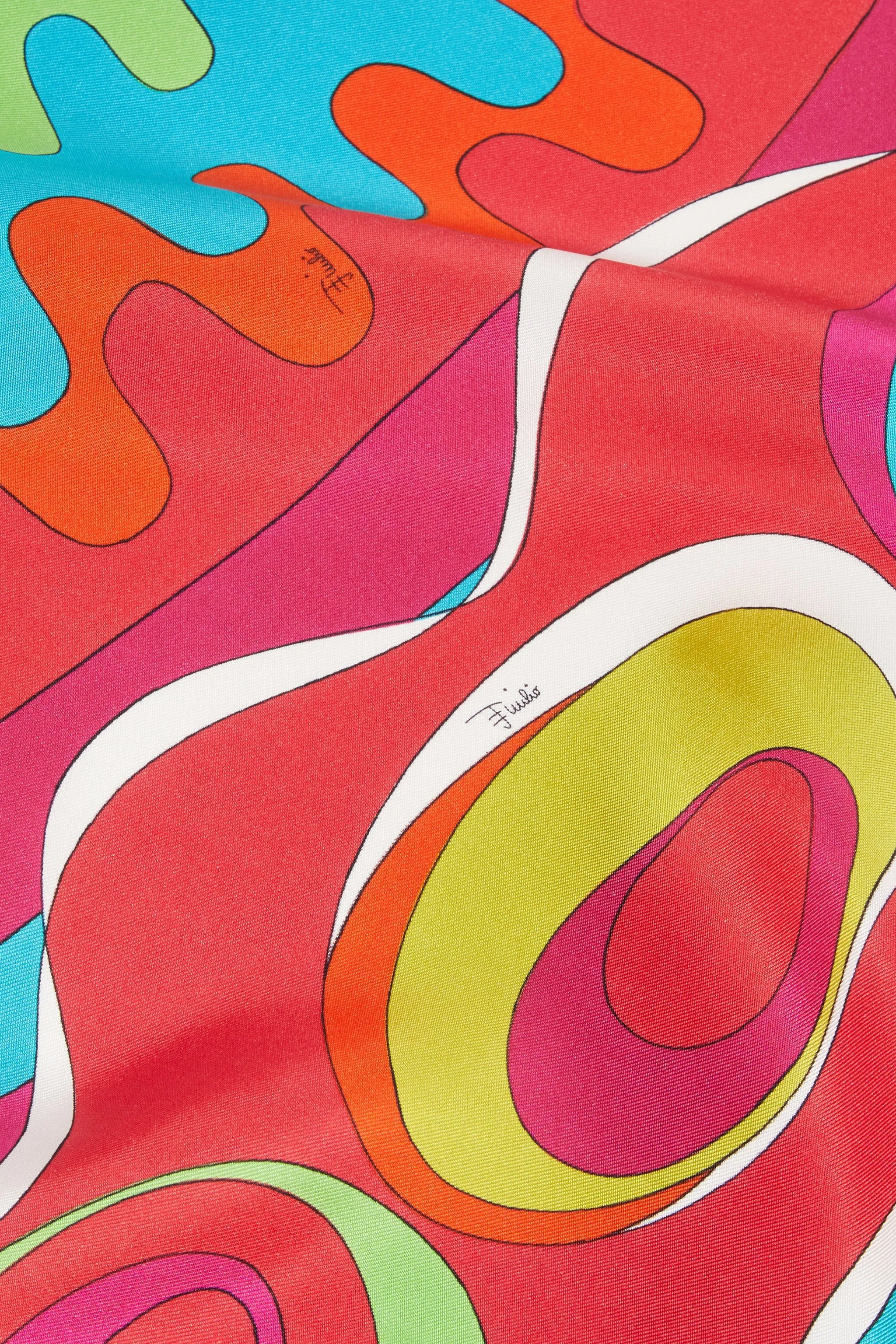 Silk foulard with target print.