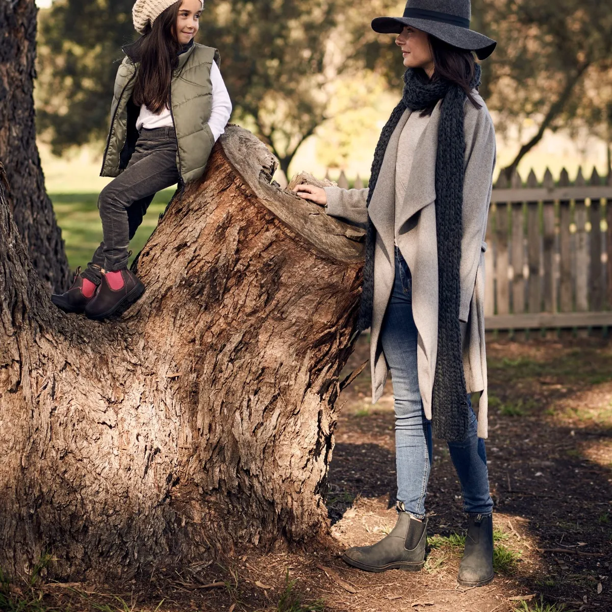 Women's Chelsea Boots - Rustic Black